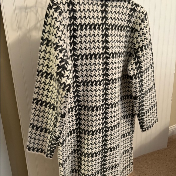 TAHARI Women's Black and Ivory Houndstooth Coat/ viscose blend - Picture 3 of 3